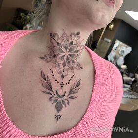 Tatuaż Gardłokwiat na szyi motyw: florystyczne styl: dotwork