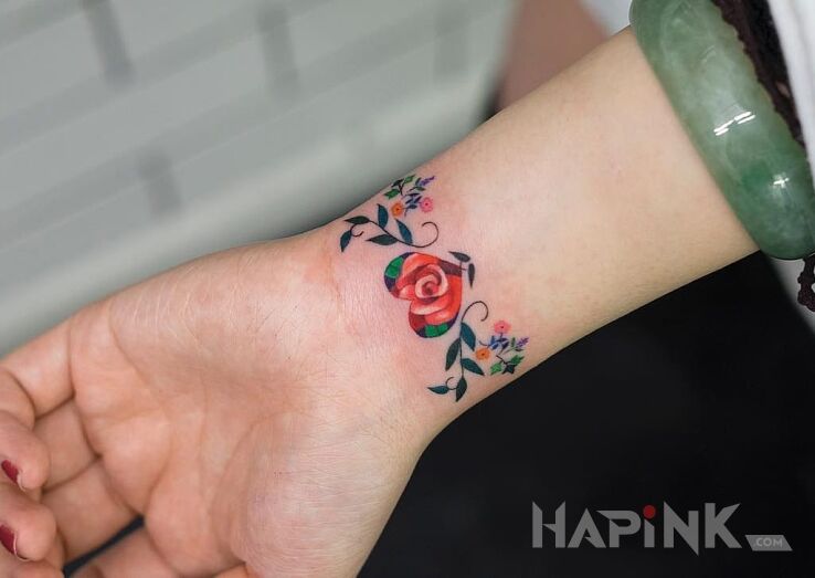 Tattoo Bransoletka in flowers motif on the wrist