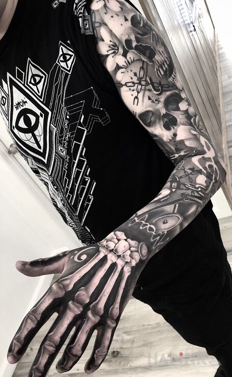 Tattoo Dwie czaszki i kostki in skulls motif and realistic style on the hand