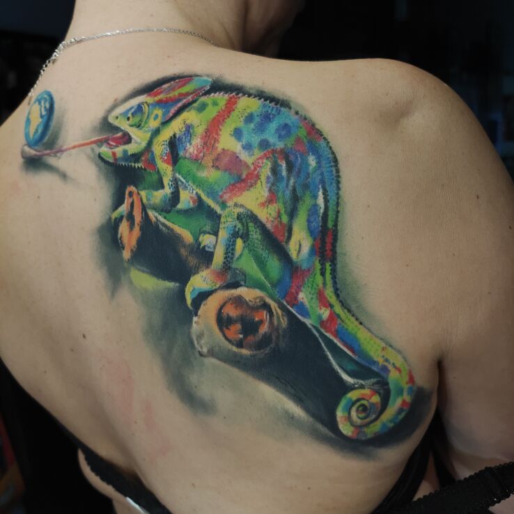 Tatuaż kameleon w motywie anatomiczne i stylu realistyczne na łopatkach
