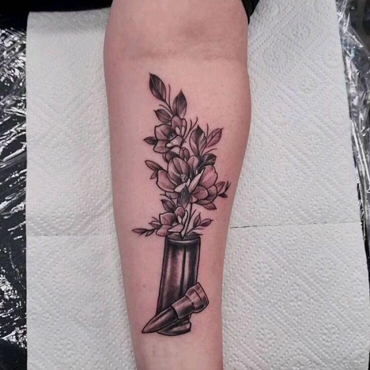 Tatuaż peace not war w motywie czarno-szare i stylu szkic na nodze