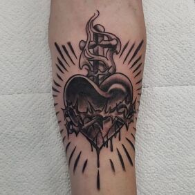 Tattoo Thorny heart on the forearm motif: religious style: oldschool