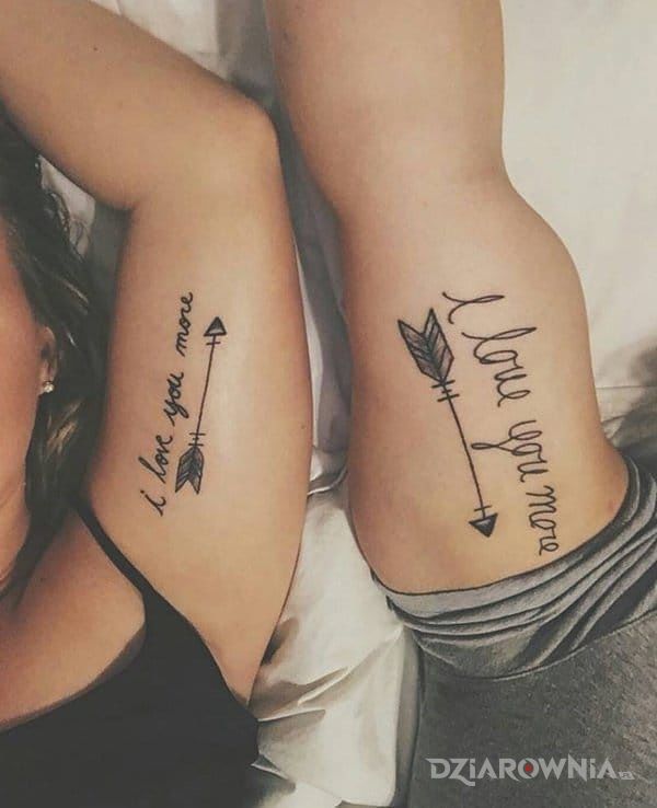 Tatuaż i love you more w motywie miłosne na ramieniu