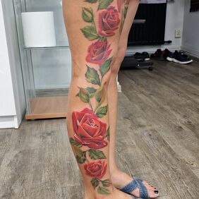 Tattoo Leg sleeve roses on the leg motif: colorful style: Watercolor