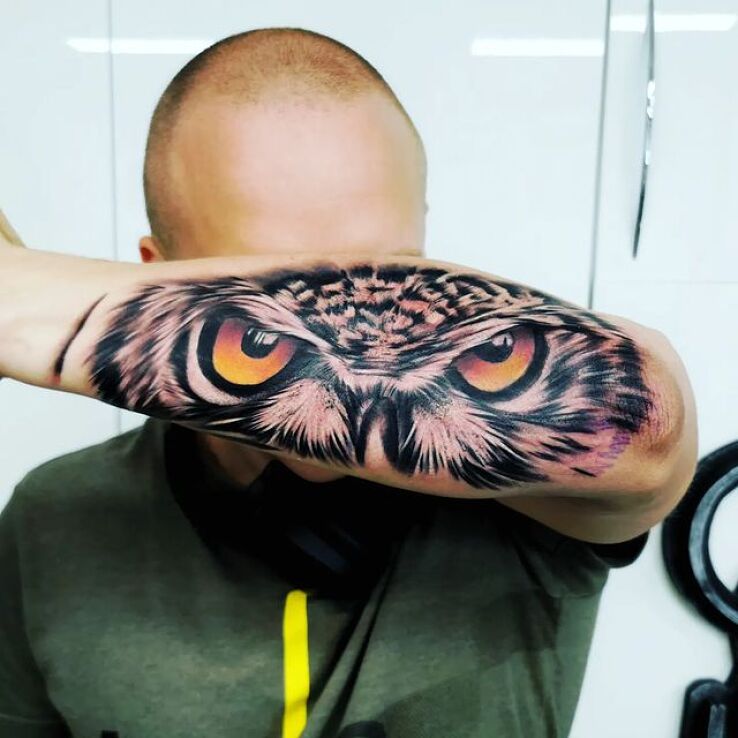 Tatuaż sowa w motywie natura i stylu realistyczne na ręce