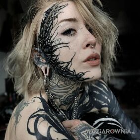 Tatuaż Venom atakuje na dłoni motyw: pozostałe styl: blackwork / blackout