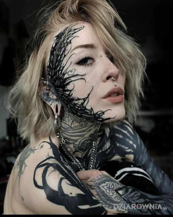 Tatuaż venom atakuje w motywie czarno-szare i stylu blackwork / blackout na przedramieniu