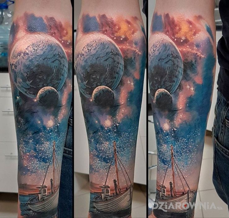 Tatuaż łódka i kosmos w motywie kosmos i stylu realistyczne na przedramieniu