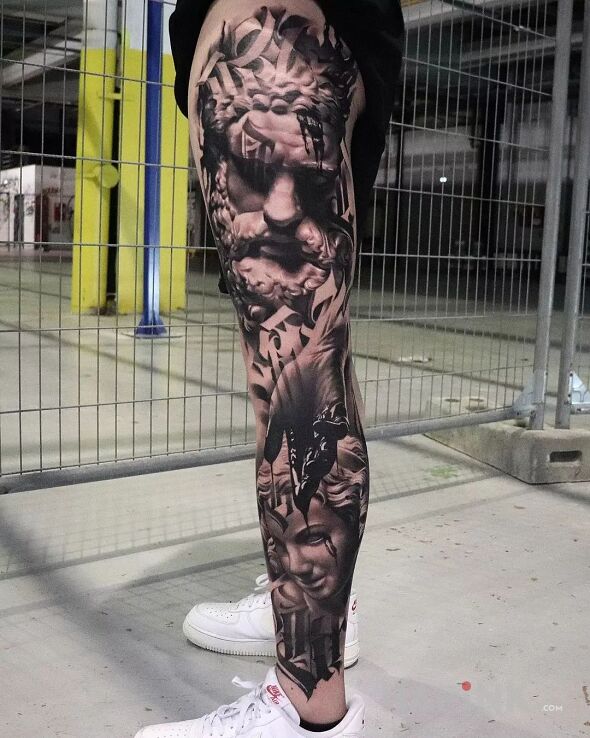 Tattoo Graffiti na starożytnych rzeźbach in 3D motif and realistic style on the calf