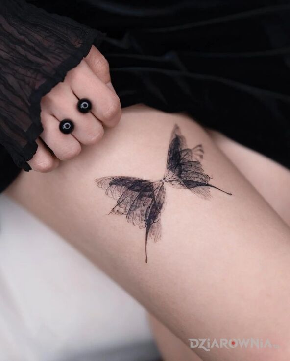 Tatuaż dziwaczny aczkolwiek ciekawy motyl w motywie motyle i stylu abstrakcyjne na udzie