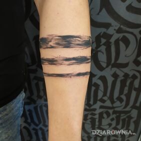 Tatuaż Armband na przedramieniu motyw: pozostałe styl: blackwork / blackout