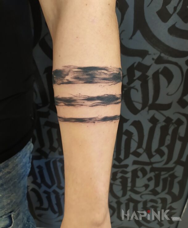 Tattoo Armband in black and gray motif and blackwork / blackout style on the forearm