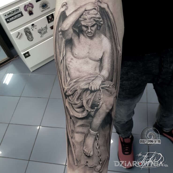 Tatuaż genius of evil - wizerunek szatana lucyfera przedstawiony przez guillaume geefsa w motywie mroczne i stylu realistyczne na przedramieniu