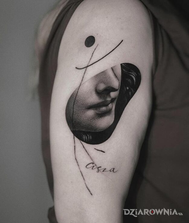 Tatuaż cisza w motywie twarze i stylu realistyczne na ramieniu