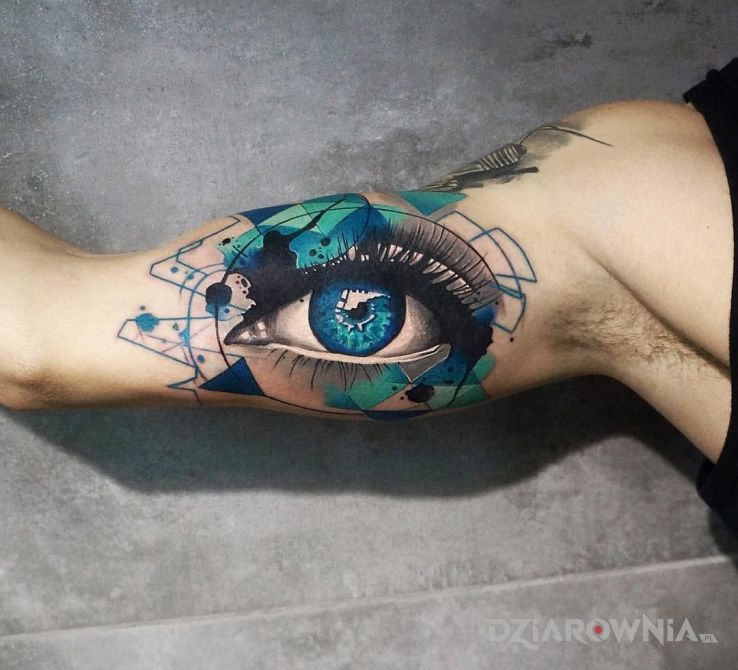 Tatuaż abstrakcyjne oczko w motywie 3D na ramieniu