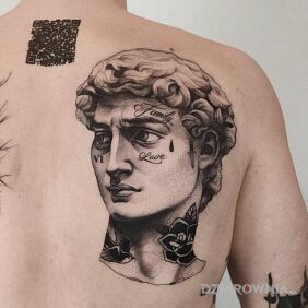 Tatuaż DAWID na łopatkach motyw: czarno-szare styl: dotwork