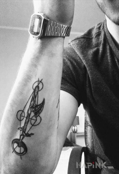 Tattoo Geometryczny klucz in objects motif and geometric style on the forearm