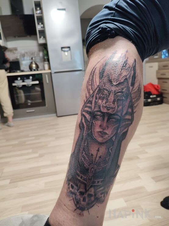 Tattoo Egipt in skulls motif and graphic / illustrative style on the leg
