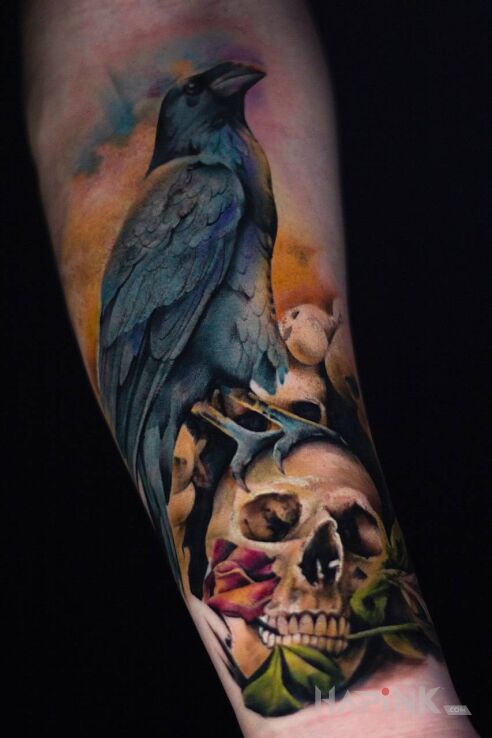 Tattoo @davincisfox Tatuaż na przedramię realistyczny in dark motif and realistic style on the forearm