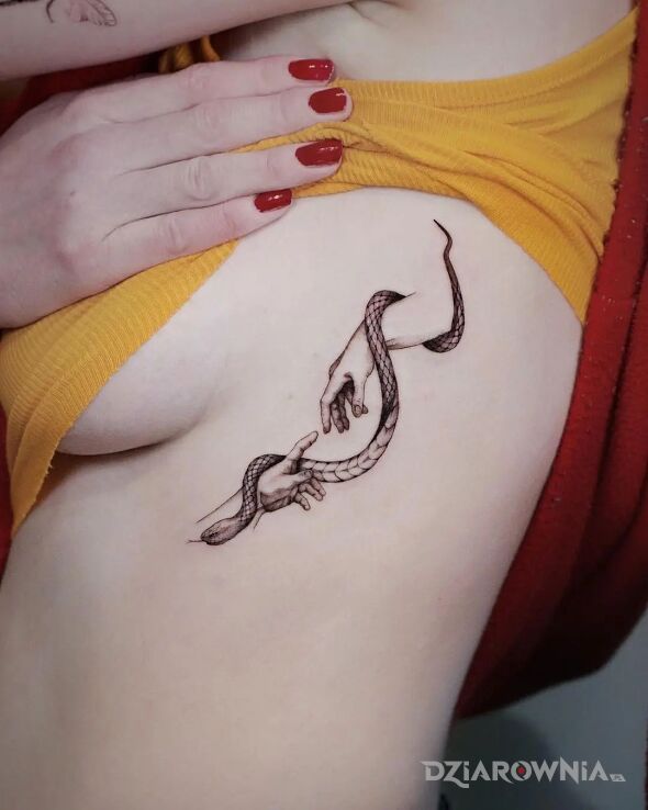 Tatuaż dłonie w sidłach węża w motywie czarno-szare i stylu graficzne / ilustracyjne na żebrach