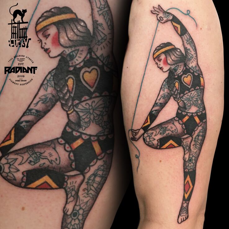Tatuaż oldschoolowa akrobatka w motywie kolorowe i stylu kontury / linework na ręce