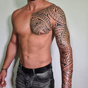 Tatuaż Samoa tatuaż Polinezyjski na ręce motyw: rękawy styl: polinezyjskie