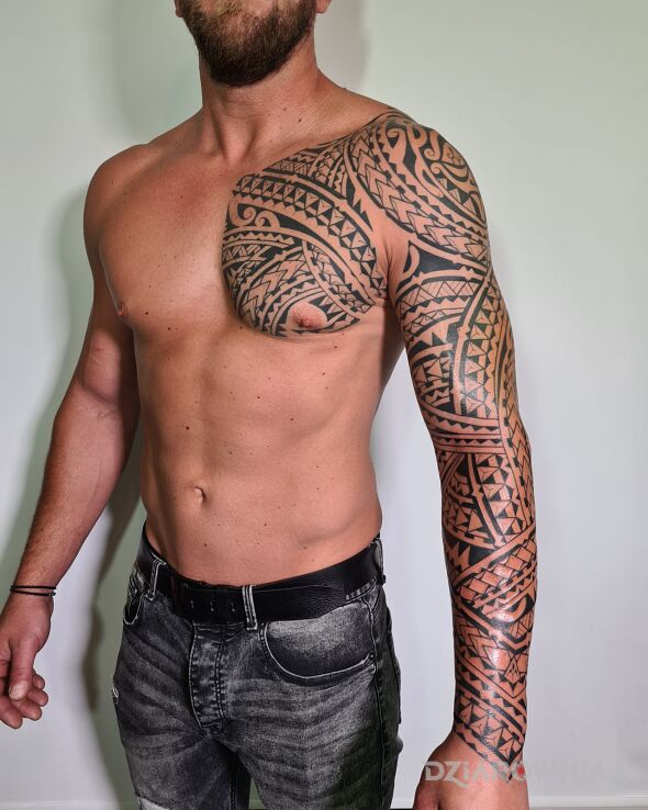 Tatuaż samoa tatuaż polinezyjski w motywie pozostałe i stylu tribale na przedramieniu