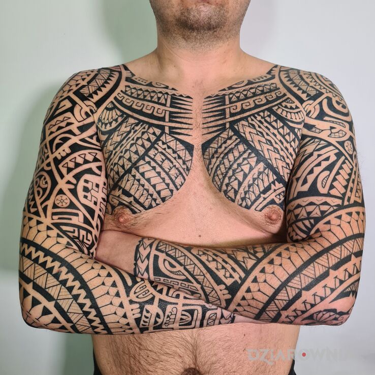 Tatuaż dwa rękawy i klatka w stylu polinezyjskim w motywie pozostałe i stylu polinezyjskie na klatce