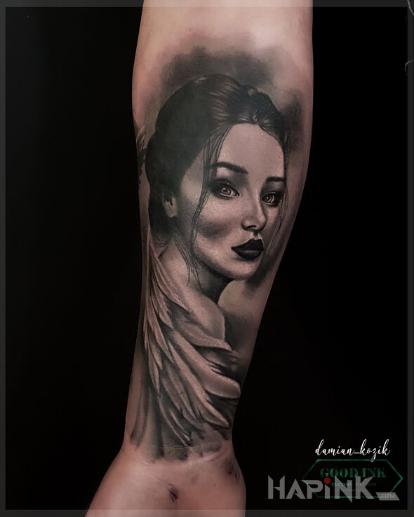 Tattoo Kobieta okryta skrzydłem in angels motif and realistic style On the arm