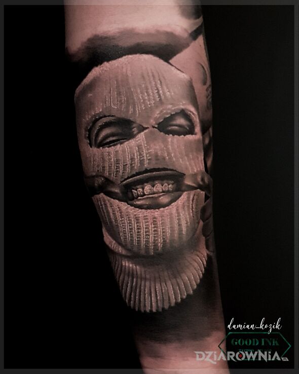 Tatuaż damian w motywie czarno-szare i stylu realistyczne na przedramieniu