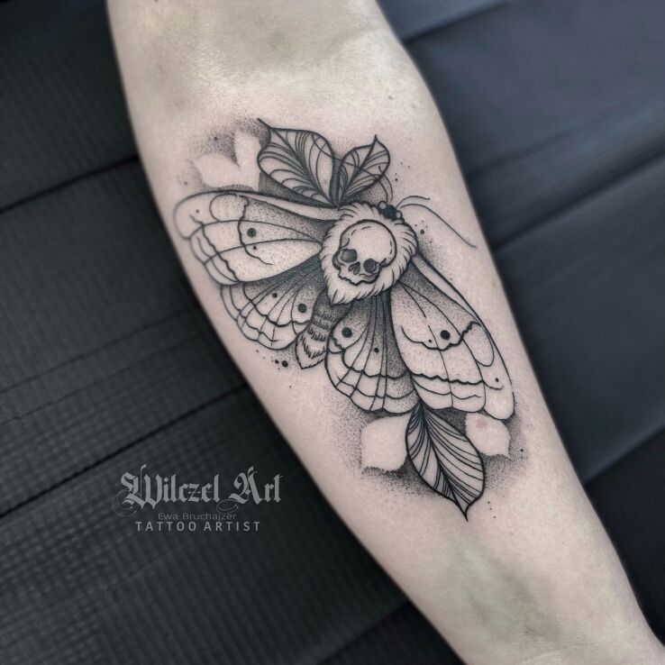 Tatuaż ćma  czaszka  liście w motywie motyle i stylu kreskówkowe / komiksowe na ręce