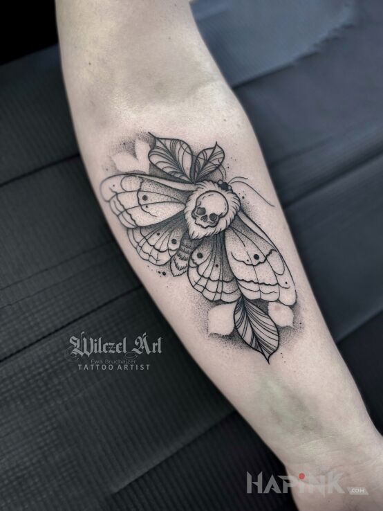 Tattoo Ćma / Czaszka / Liście in skulls motif and graphic / illustrative style On the arm
