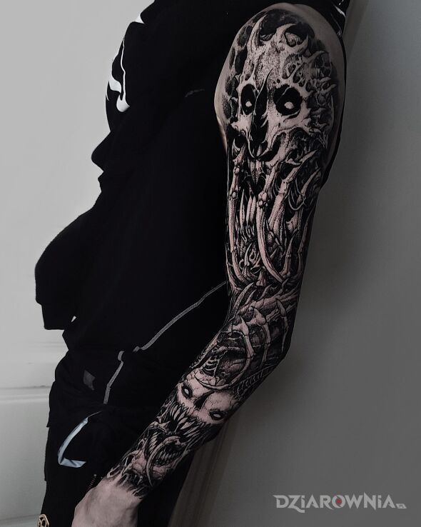 Tatuaż potworny tatuaż w motywie rękawy i stylu graficzne / ilustracyjne na przedramieniu