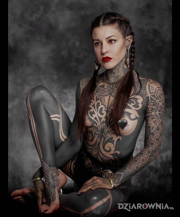 Tatuaż wytatuowane piękno w motywie czarno-szare i stylu blackwork / blackout na barku
