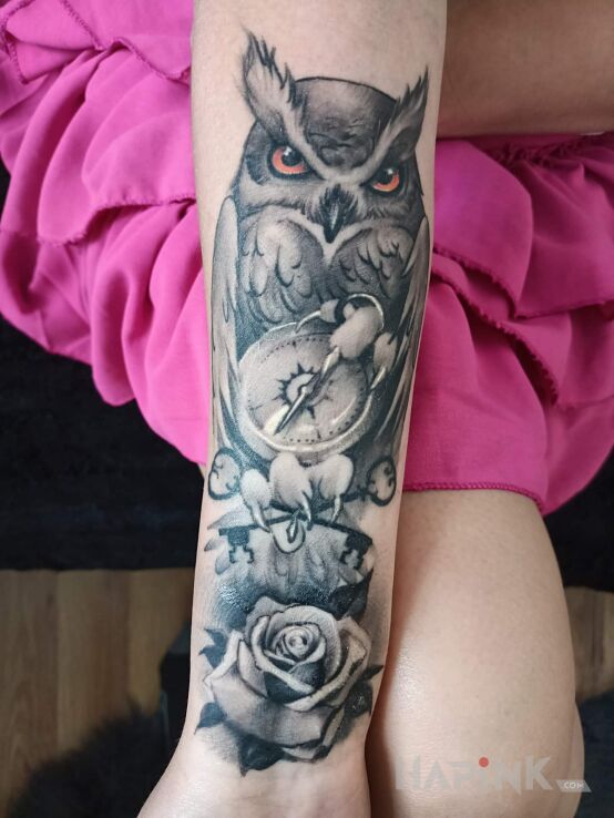 Tattoo Sowa z różą in flowers motif and realistic style On the arm