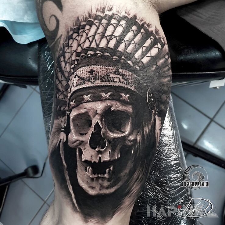 Tattoo Czaszka wodza z pióropuszem :D Indiańskie klimaty in Indian motif and realistic style On the arm