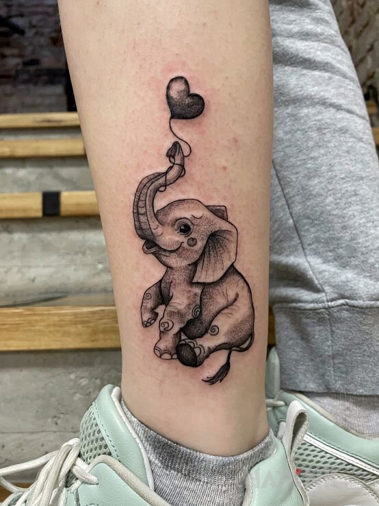 Tattoo Słonik in black and gray motif and graphic / illustrative style on the calf