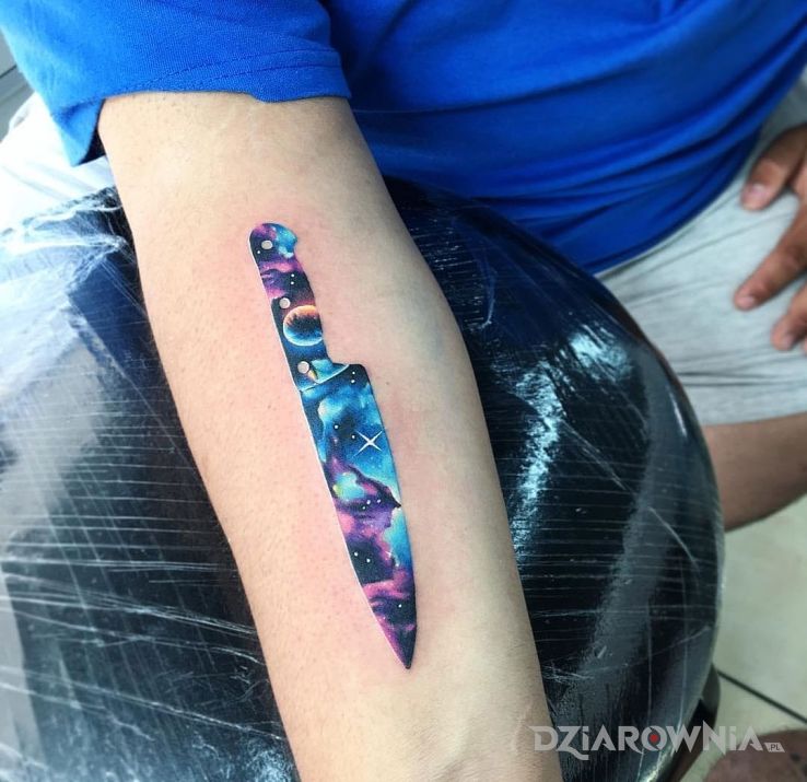 Tatuaż kosmiczny nóż w motywie kosmos na przedramieniu