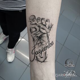Tatuaż Stopka z imieniem na ręce motyw: napisy styl: dotwork