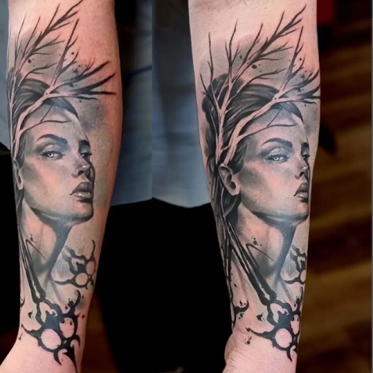 Tatuaż kobieta w gałęzistym wianku w motywie florystyczne i stylu kontury / linework na ręce