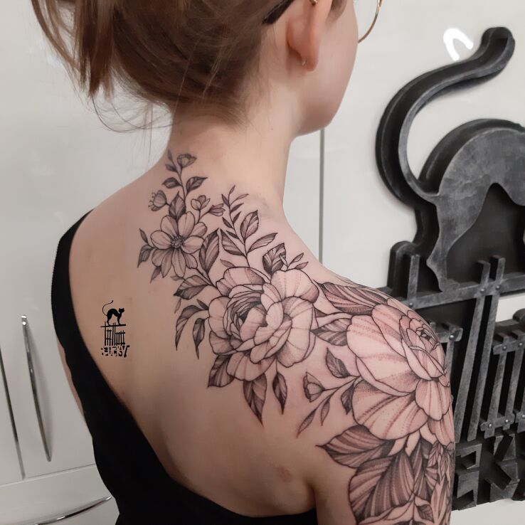 Tatuaż kwietne ramię kwietny bark w motywie kwiaty i stylu szkic na karku