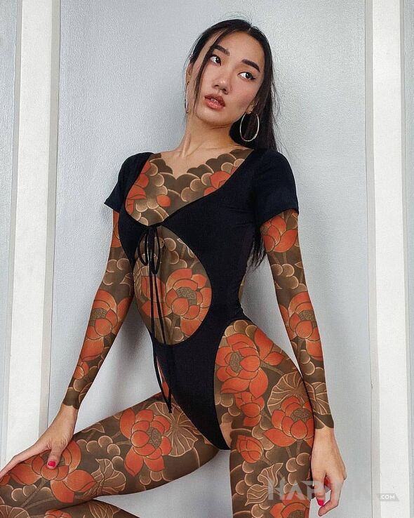 Tattoo Czerwone chryzantemy in sleeves motif and japanese / irezumi style on the leg