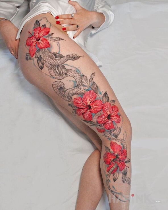 Tattoo Wąż i czerwone kwiaty in flowers motif and graphic / illustrative style on the calf