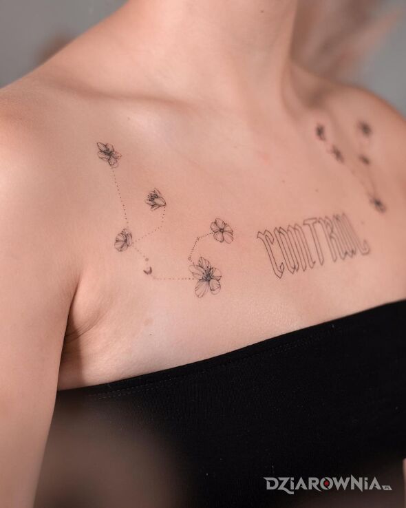 Tatuaż davincisfox tatuaż kwiaty w motywie napisy i stylu minimalistyczne na klatce