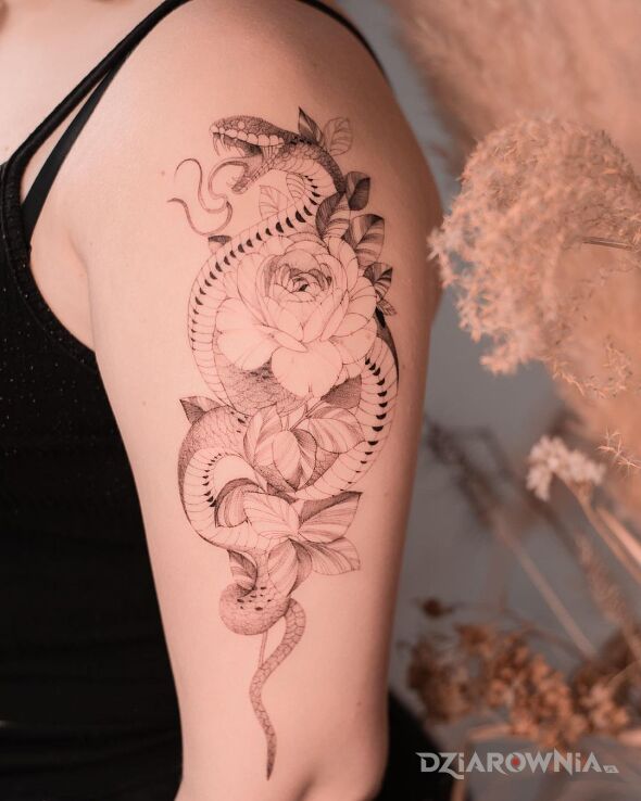 Tatuaż davincisfox kwiaty z wężem w motywie zwierzęta i stylu graficzne / ilustracyjne na ramieniu