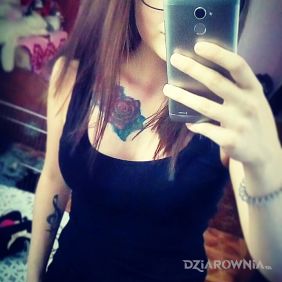 Tatuaż Róże na obojczyku motyw: kwiaty
