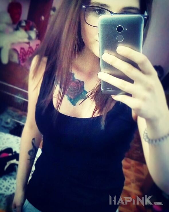 Tattoo Róże in flowers motif on the collarbone