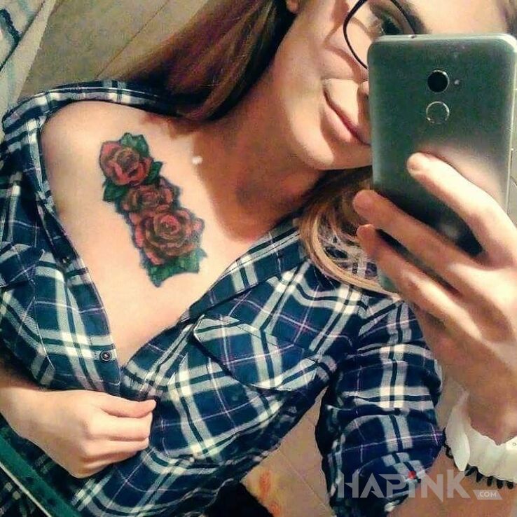 Tattoo Róże w całej okazałości ;) in flowers motif on the collarbone