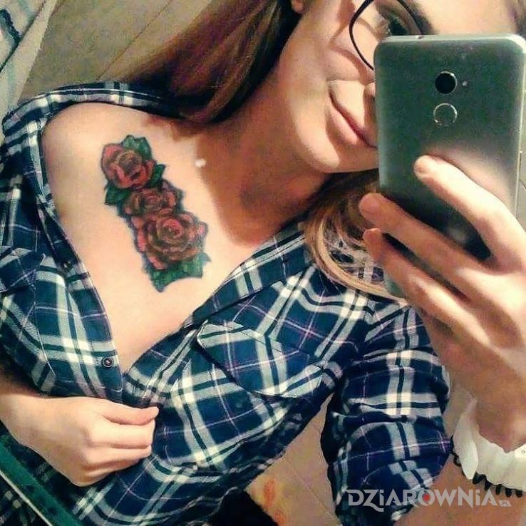 Tatuaż róże w całej okazałości w motywie kwiaty na obojczyku