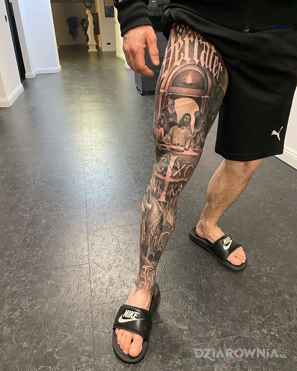 Tatuaż noga z jezusem w motywie czarno-szare i stylu graficzne / ilustracyjne na nodze